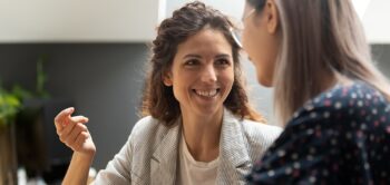 beraatungsgespraech-zwischen-zwei-personen__FillWzE5NjgsOTM4XQ